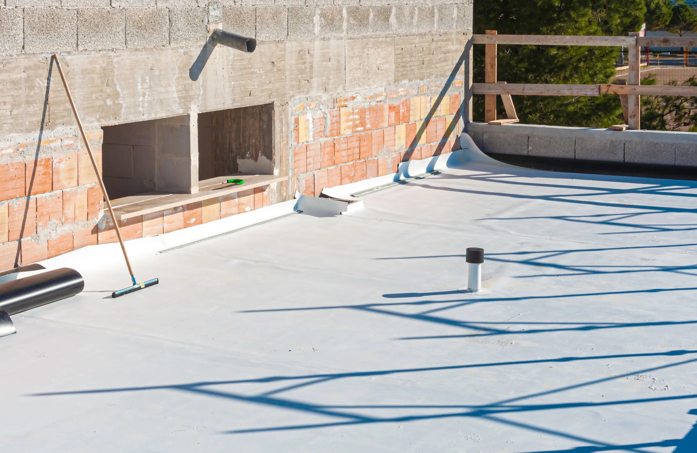 Commercial flat roof with masonry parapet