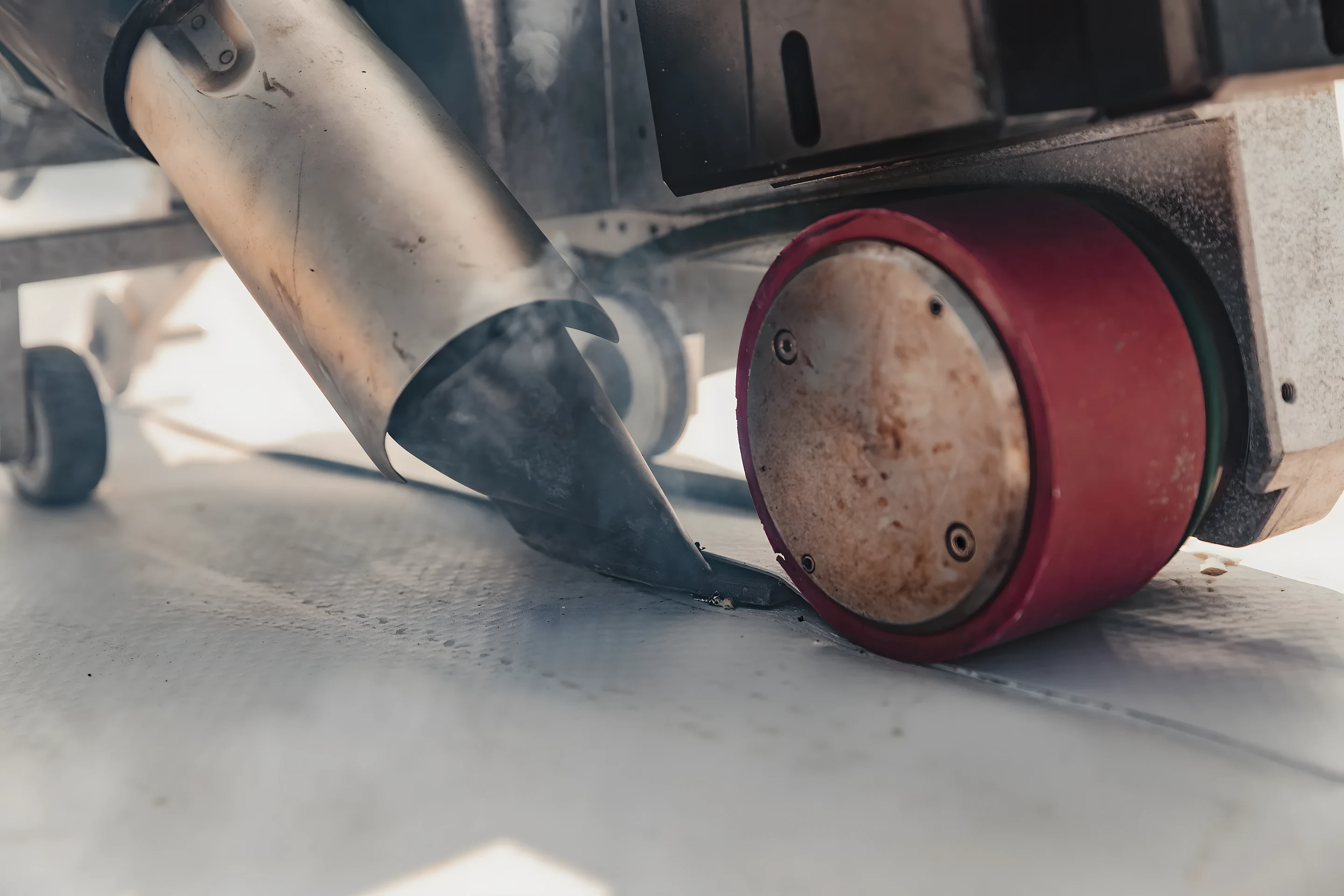 Hot-air welding a single-ply seam with a roller