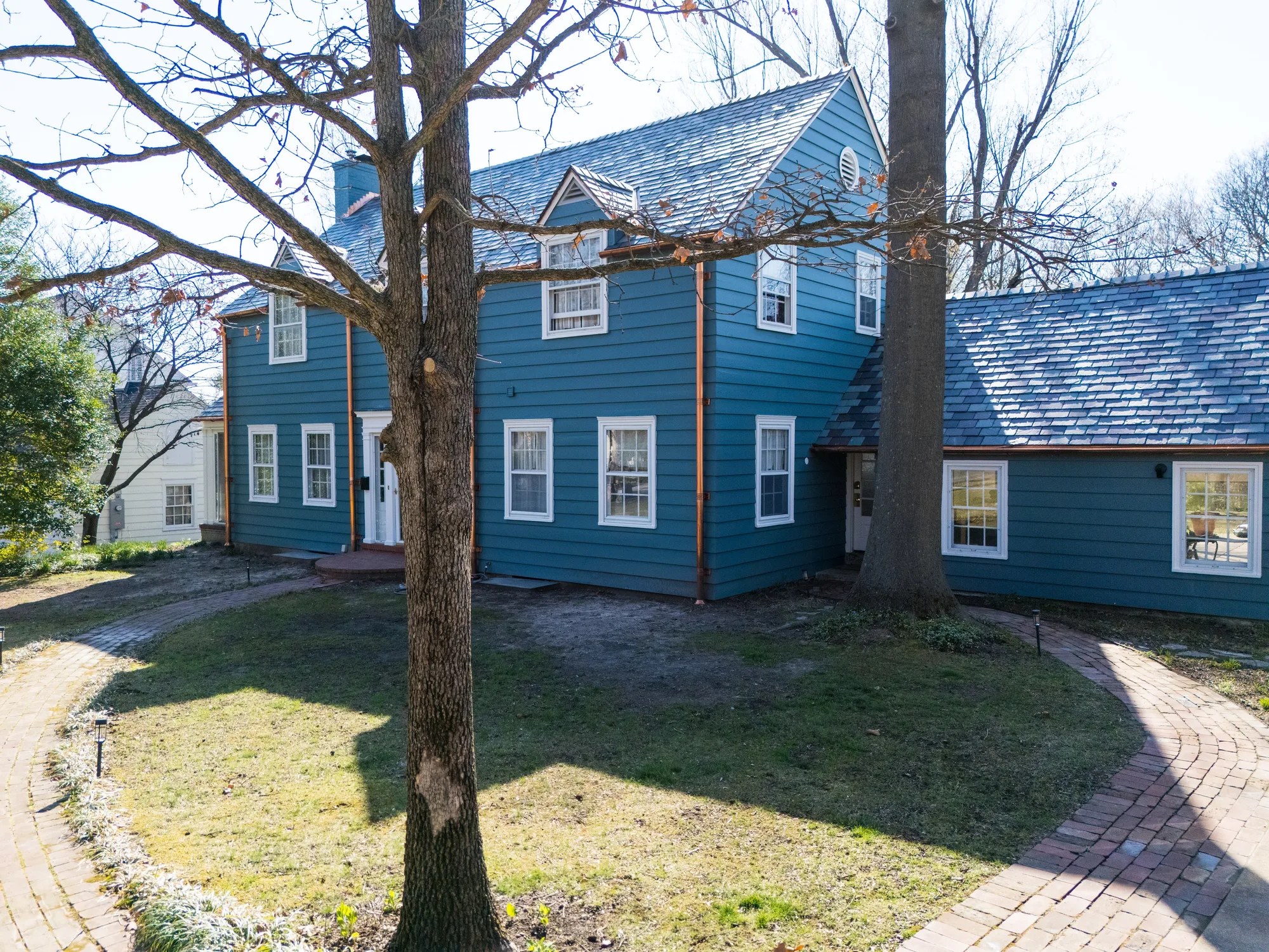 Finished variegated slate roof on a St. Louis colonial home