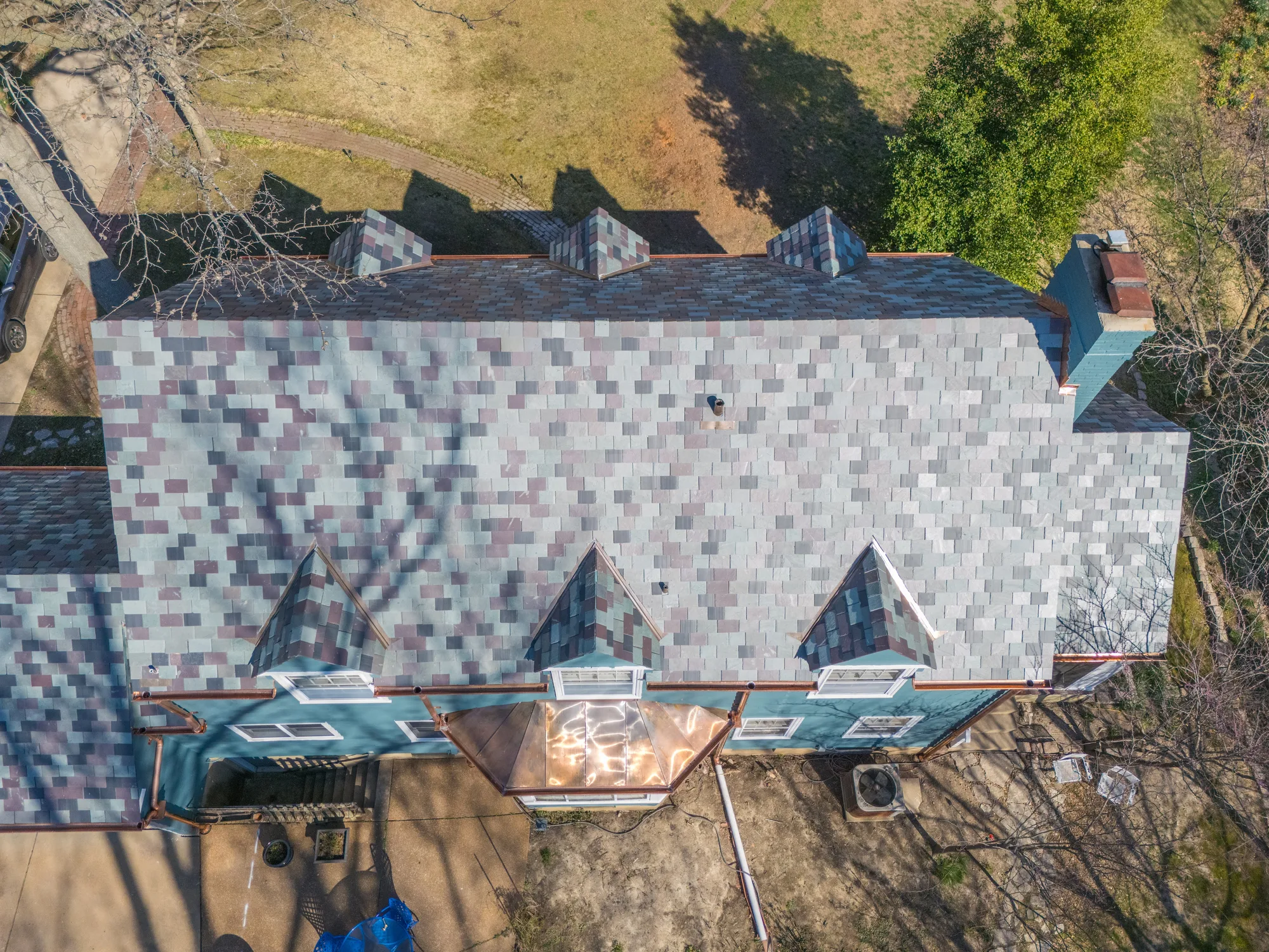 Side profile of the colonial's full variegated slate field